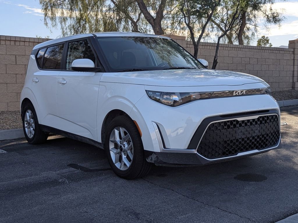 2024 Kia Soul LX photo 2