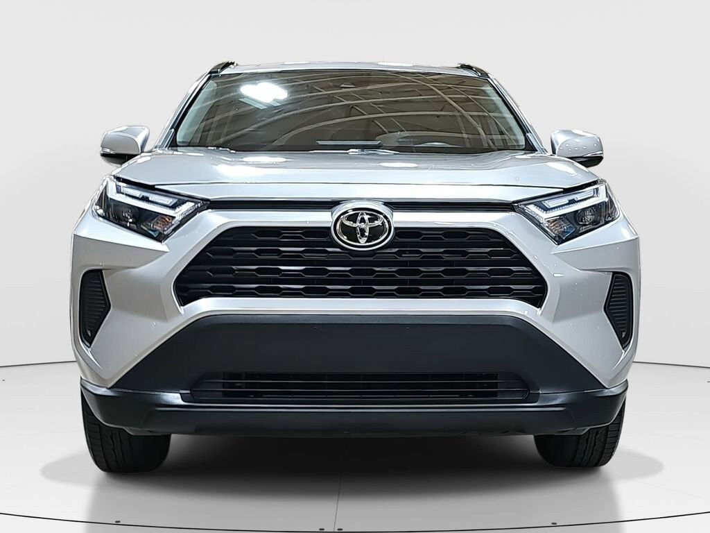 2022 Toyota RAV4 XLE photo 2