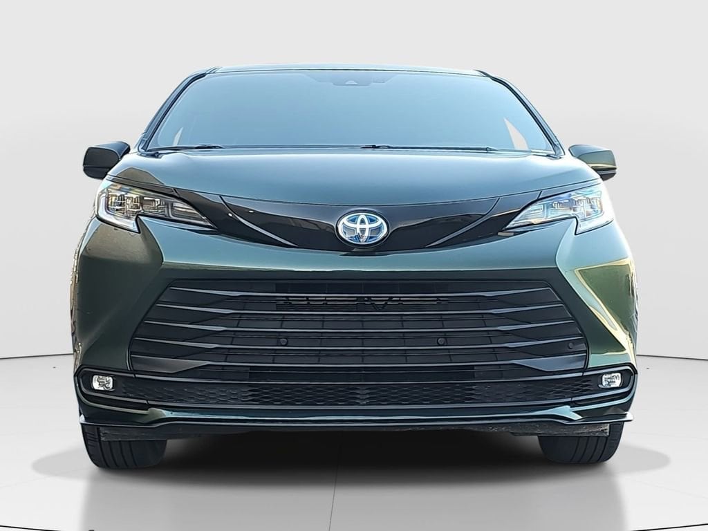 Used 2025 Toyota Sienna Woodland Edition Van Passenger Van