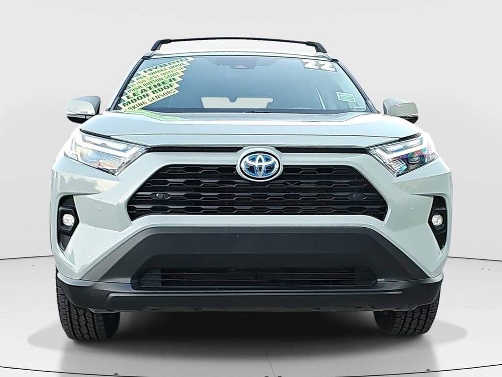 2022 Toyota RAV4 Hybrid XLE photo 2