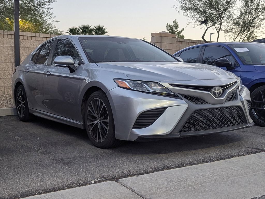 2018 Toyota Camry SE photo 3