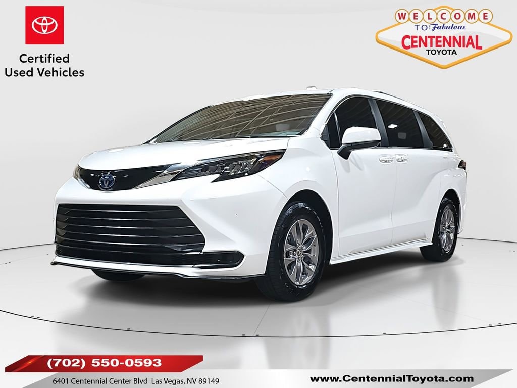 2024 Toyota Sienna LE's photo