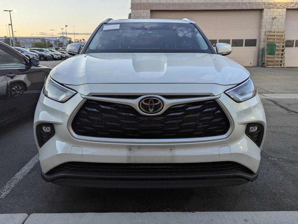 Used 2021 Toyota Highlander XLE with VIN 5TDGZRBH6MS116799 for sale in Las Vegas, NV
