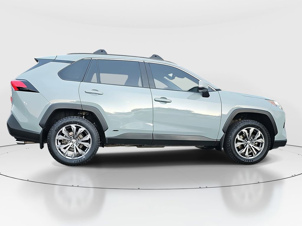 2022 Toyota RAV4 Hybrid XLE photo 4