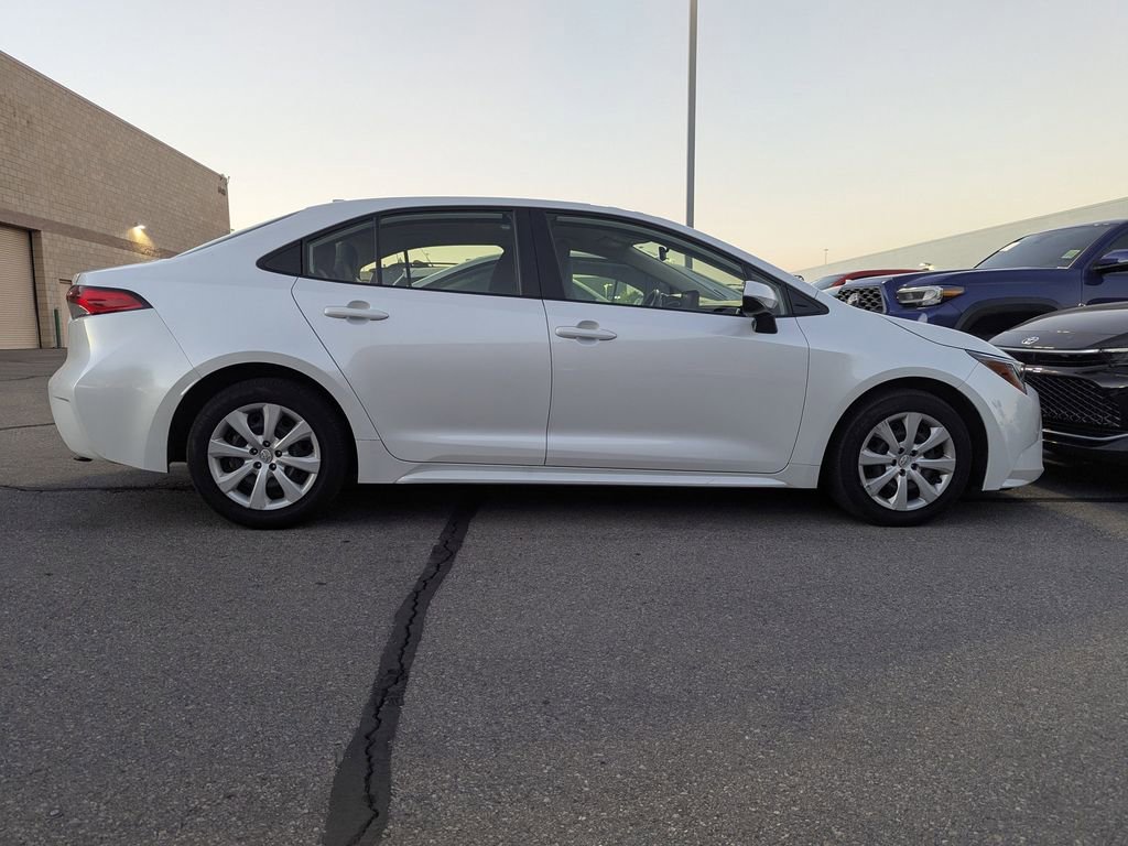 2022 Toyota Corolla LE photo 3