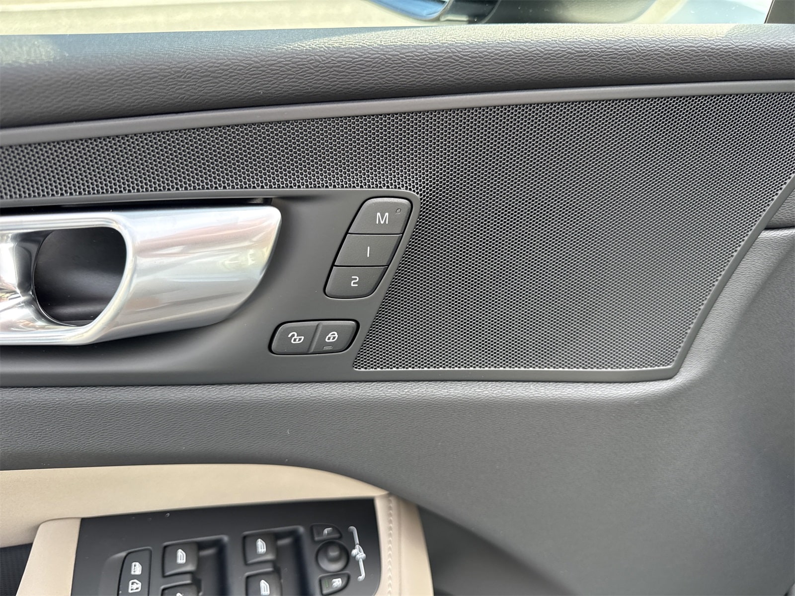 2026 Volvo XC60 Plus - Photo 12