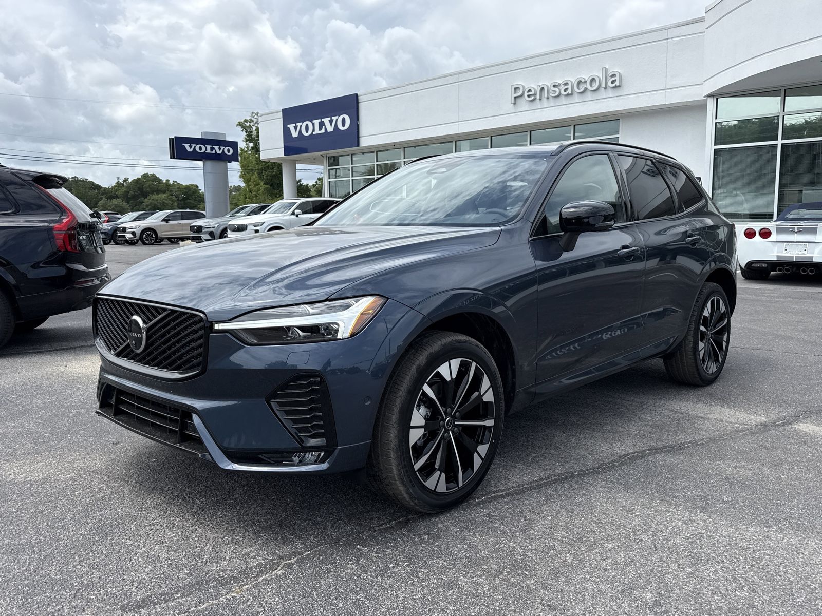 2026 Volvo XC60 B5 Plus Dark AWD's photo