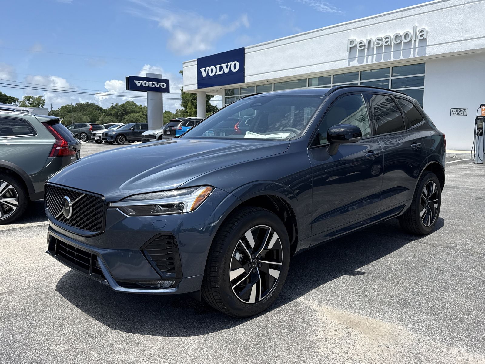 2026 Volvo XC60 B5 Core Dark AWD's photo
