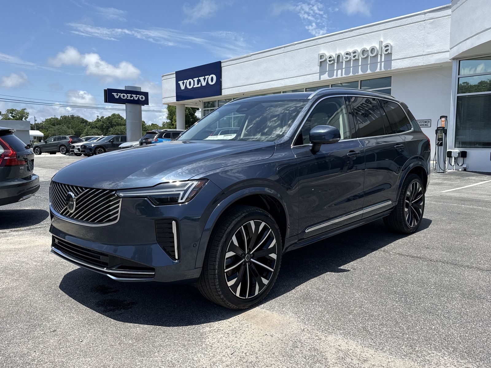 2026 Volvo XC90 T8 Recharge Ultra Bright 4WD's photo