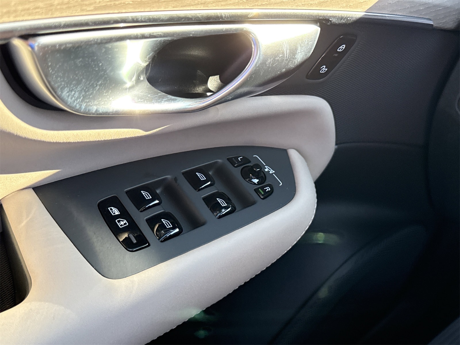 2026 Volvo XC90 Plus - Photo 20
