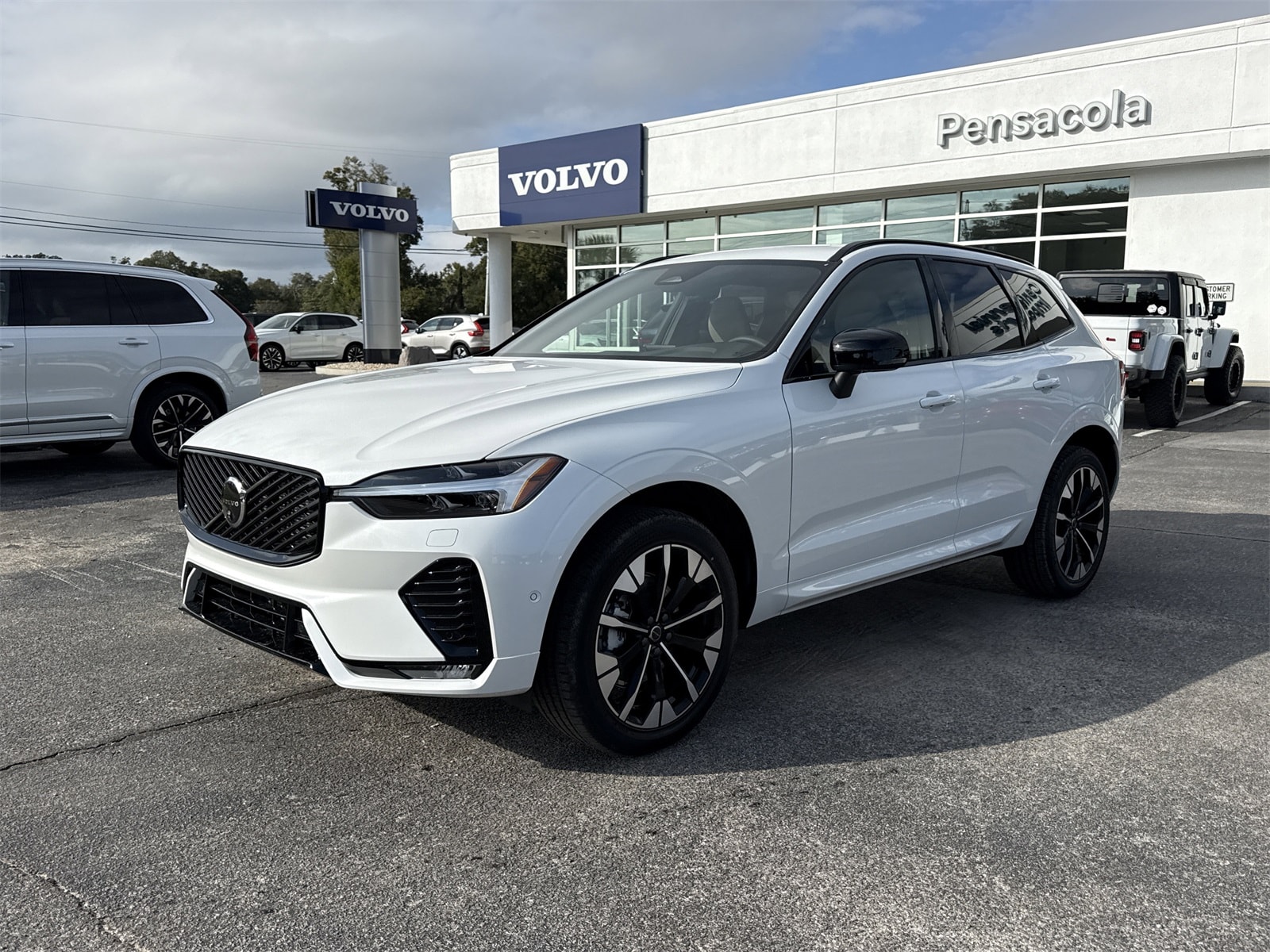 2026 Volvo XC60 Plus's photo