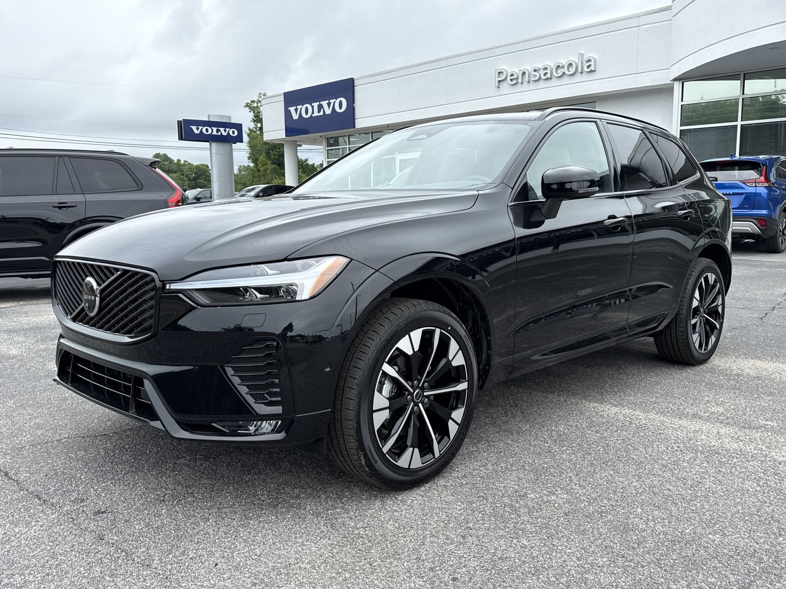 2026 Volvo XC60 B5 Plus Dark AWD's photo