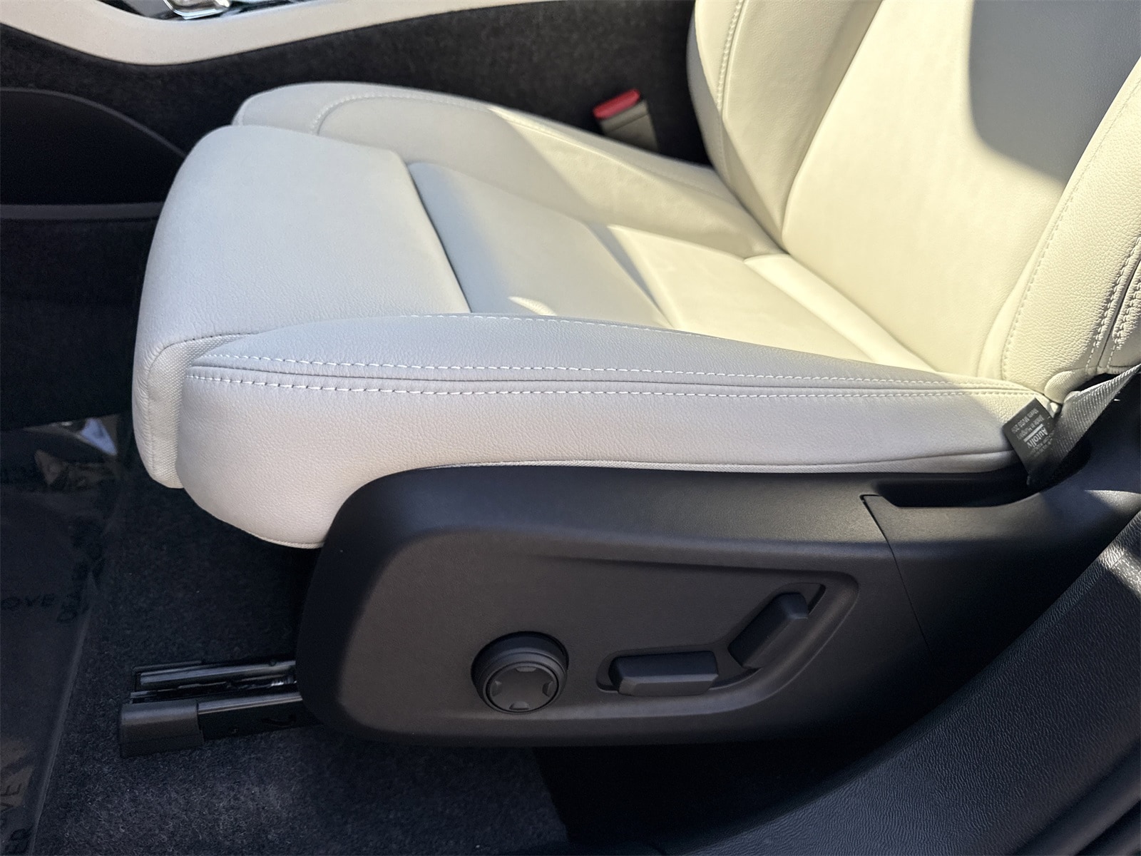 2026 Volvo XC40 Plus - Photo 10