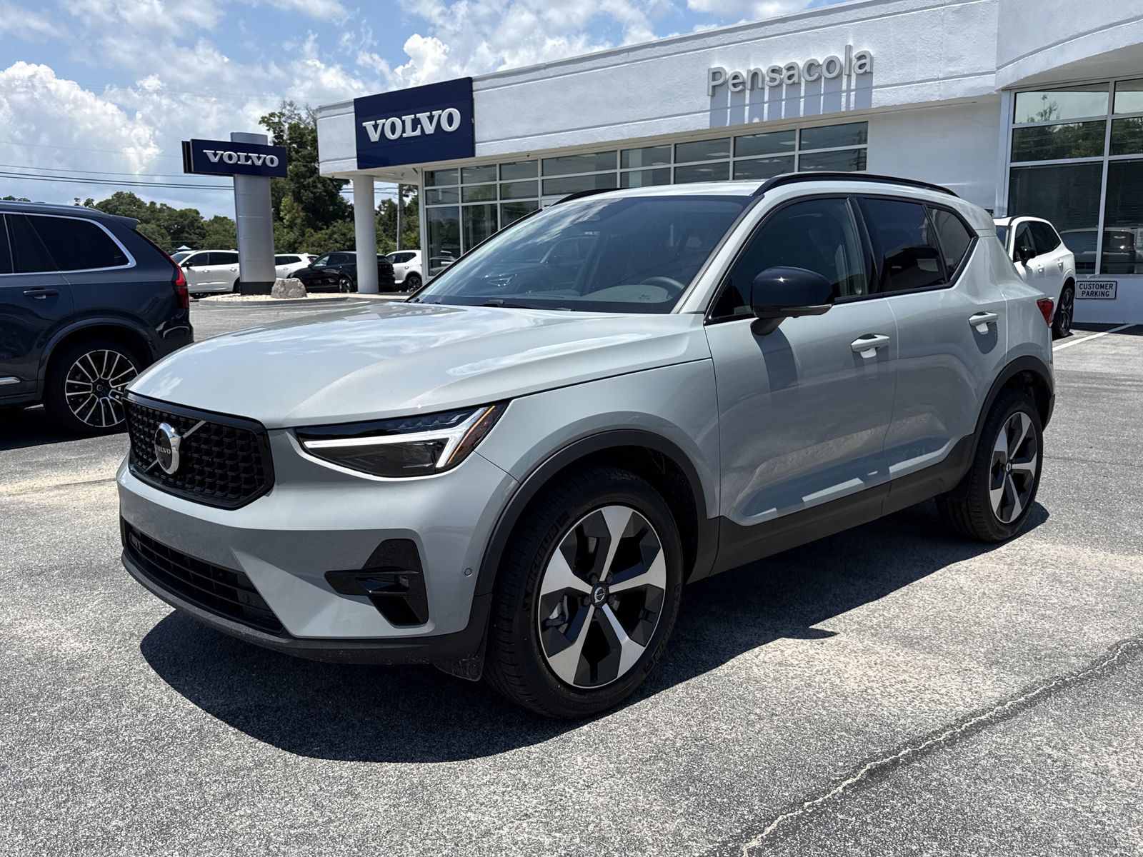 2026 Volvo XC40 B5 Plus Dark AWD's photo