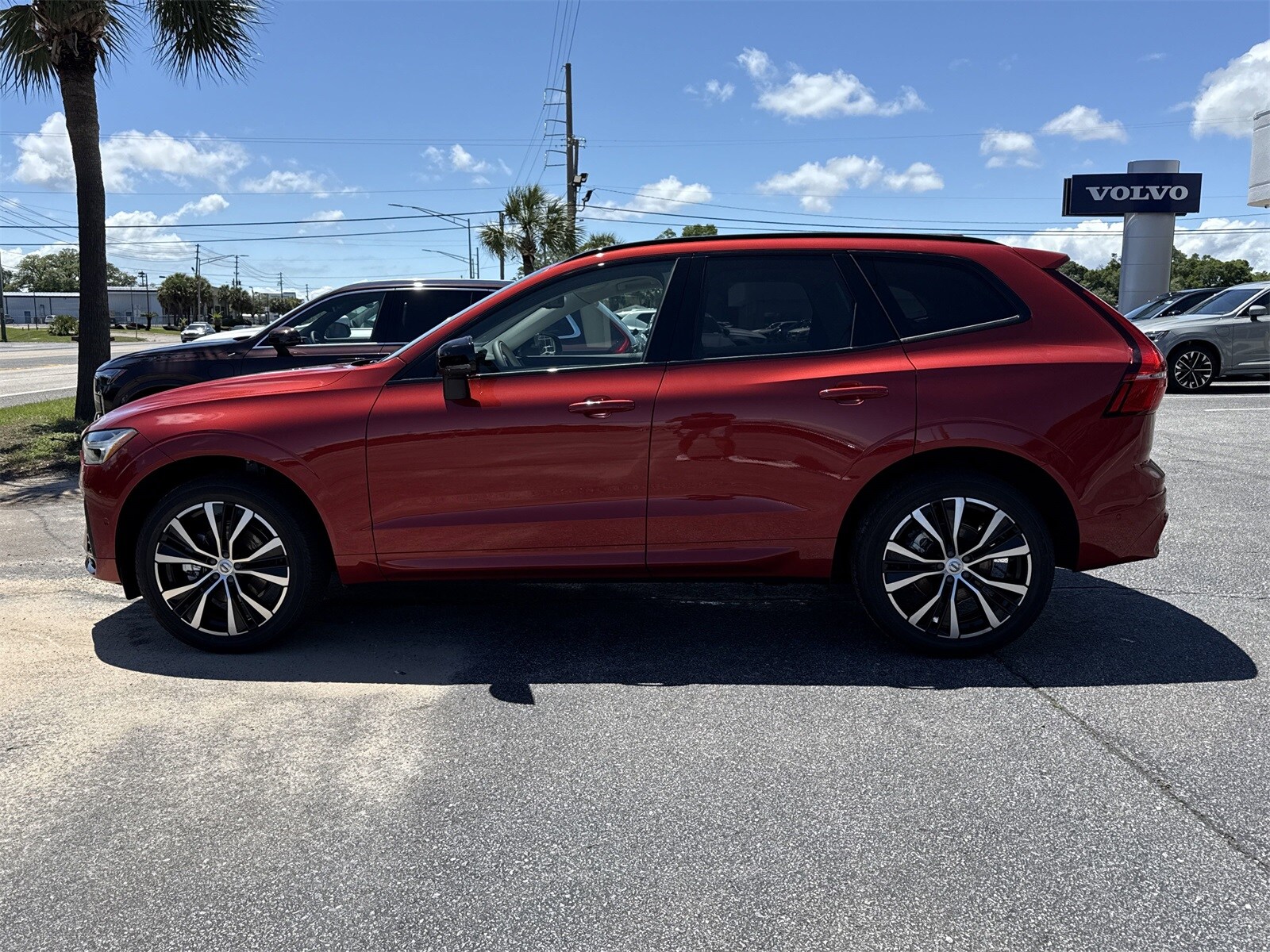 2025 Volvo XC60 B5 Plus photo 2