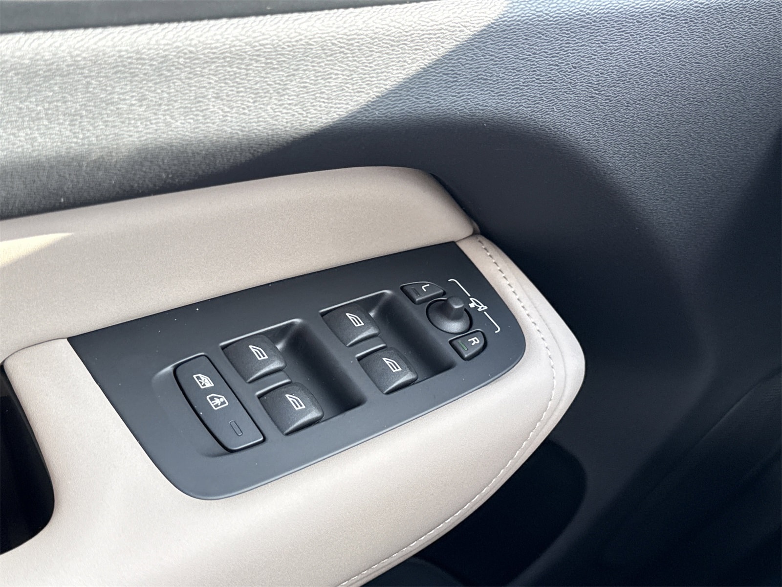 2026 Volvo XC60 Plus - Photo 18