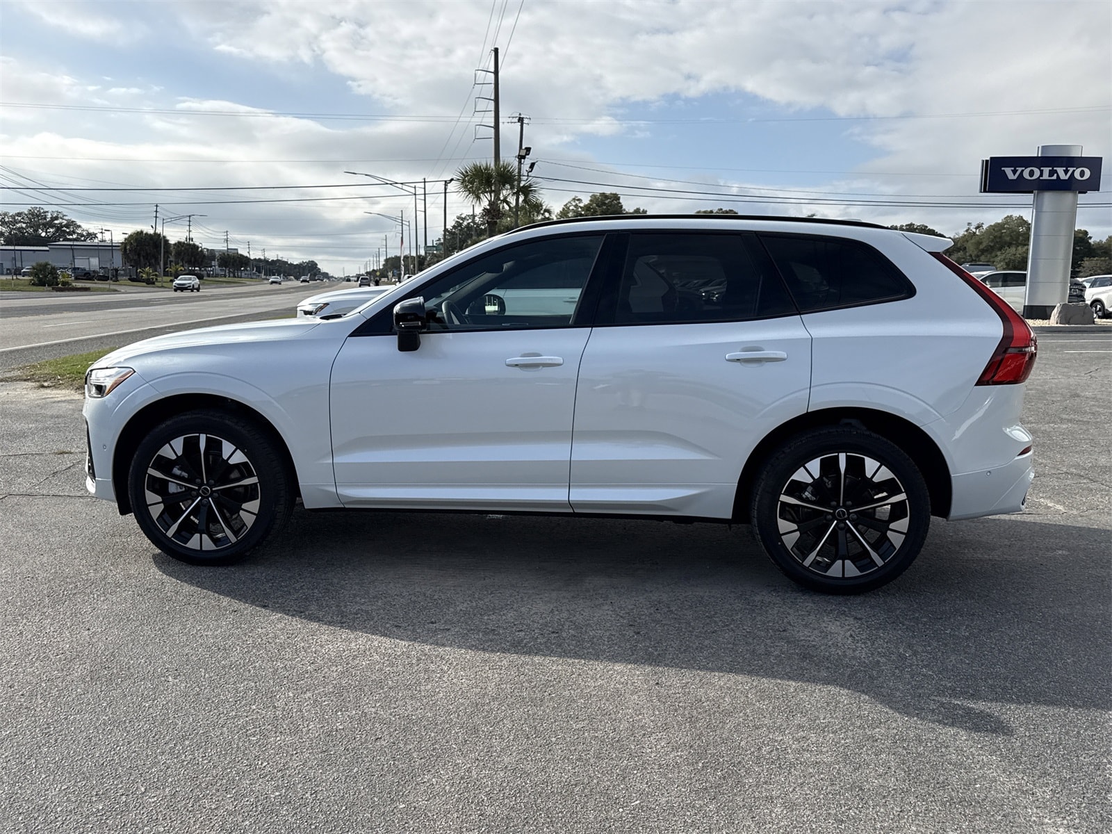 2026 Volvo XC60 Plus - Photo 2
