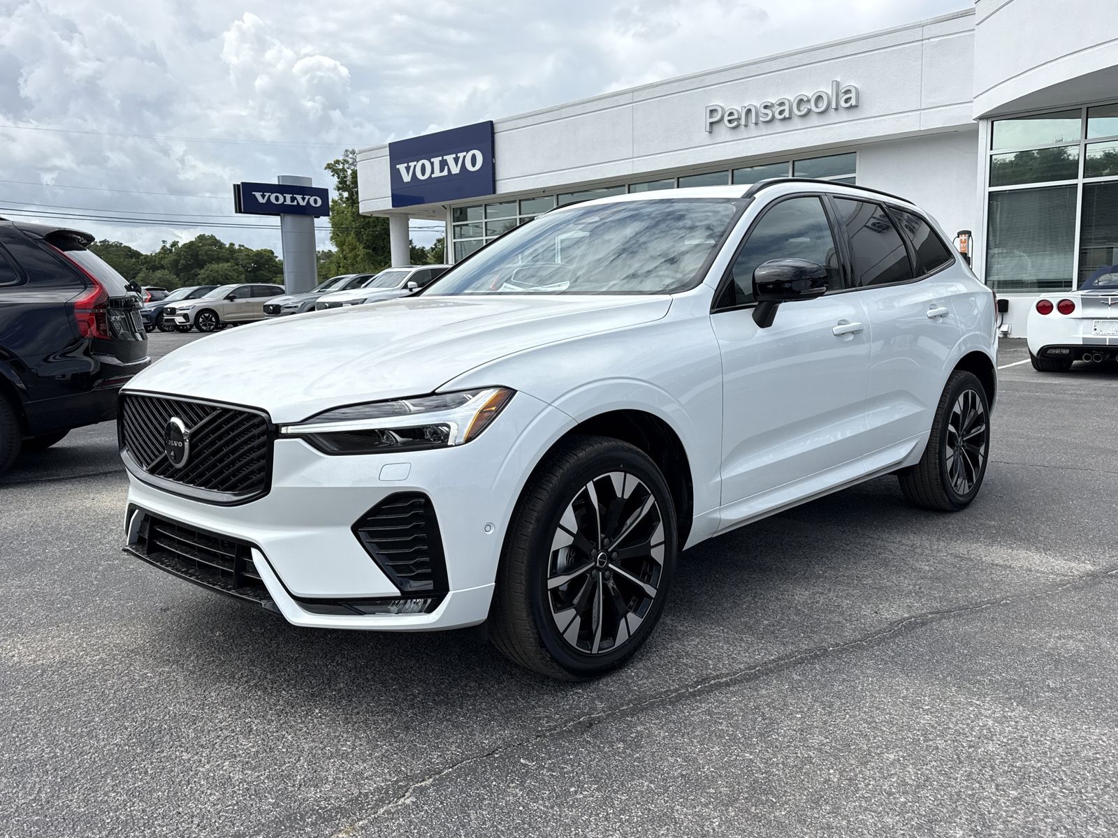 2026 Volvo XC60 B5 Plus Dark AWD's photo