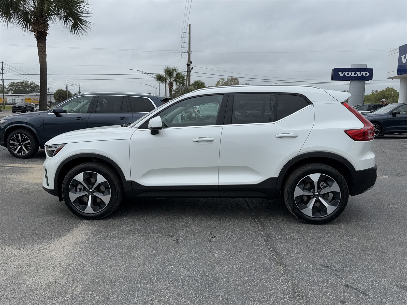 2025 Volvo XC40 Core photo 2