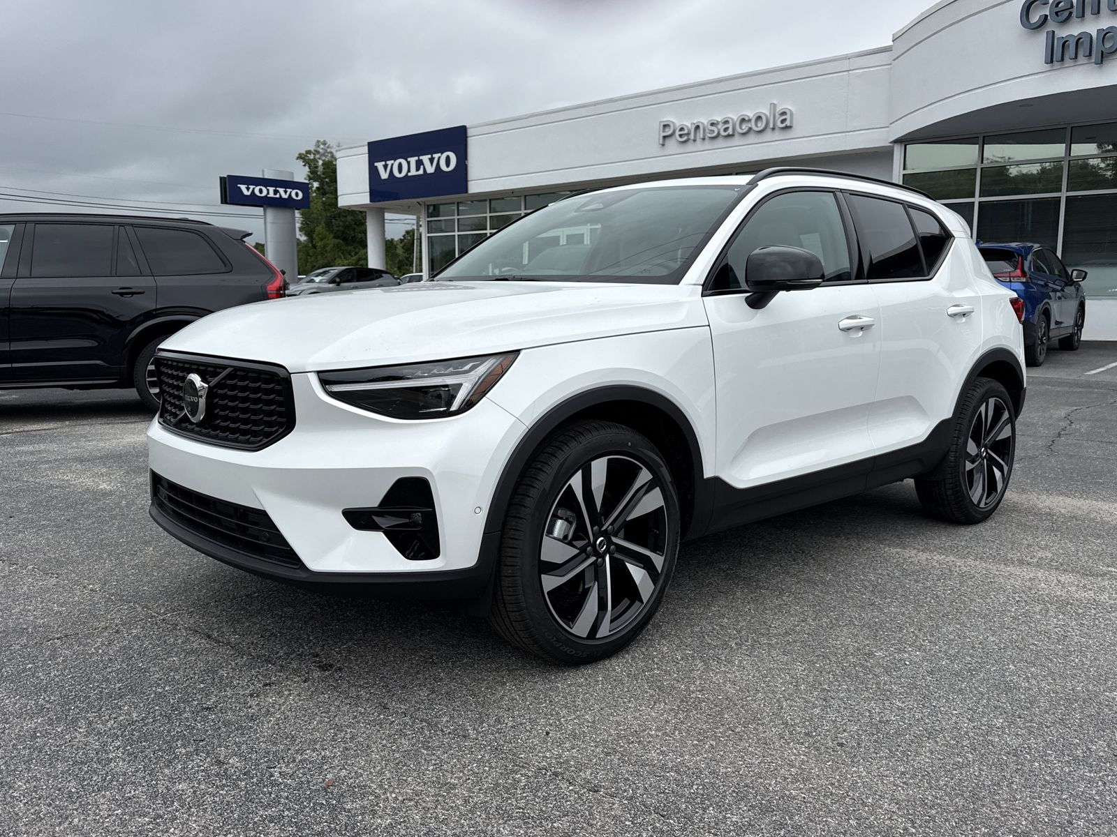 2026 Volvo XC40 B5 Plus Dark AWD's photo