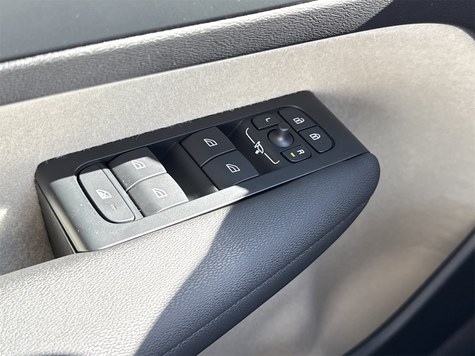 2026 Volvo XC40 Plus - Photo 16