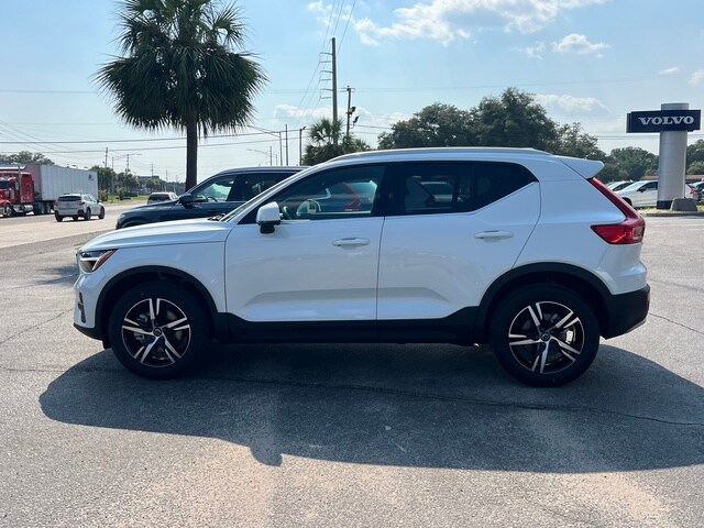 2025 Volvo XC40 Core photo 2