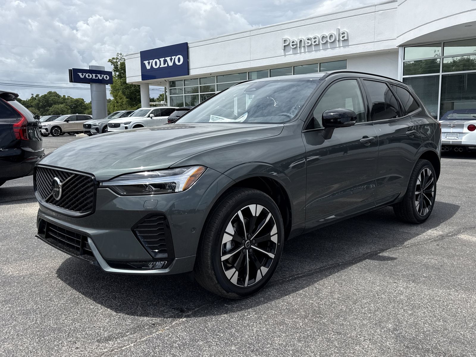 2026 Volvo XC60 B5 Plus Dark AWD's photo