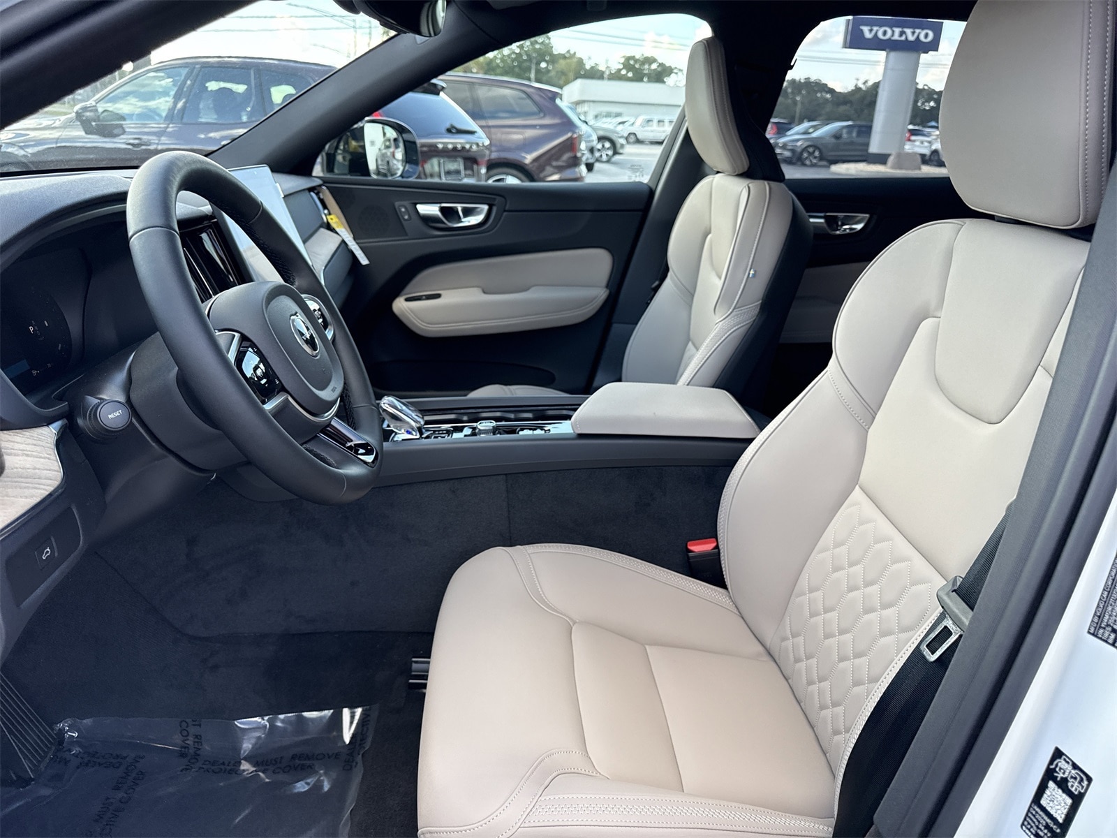 2026 Volvo XC60 Plus - Photo 10