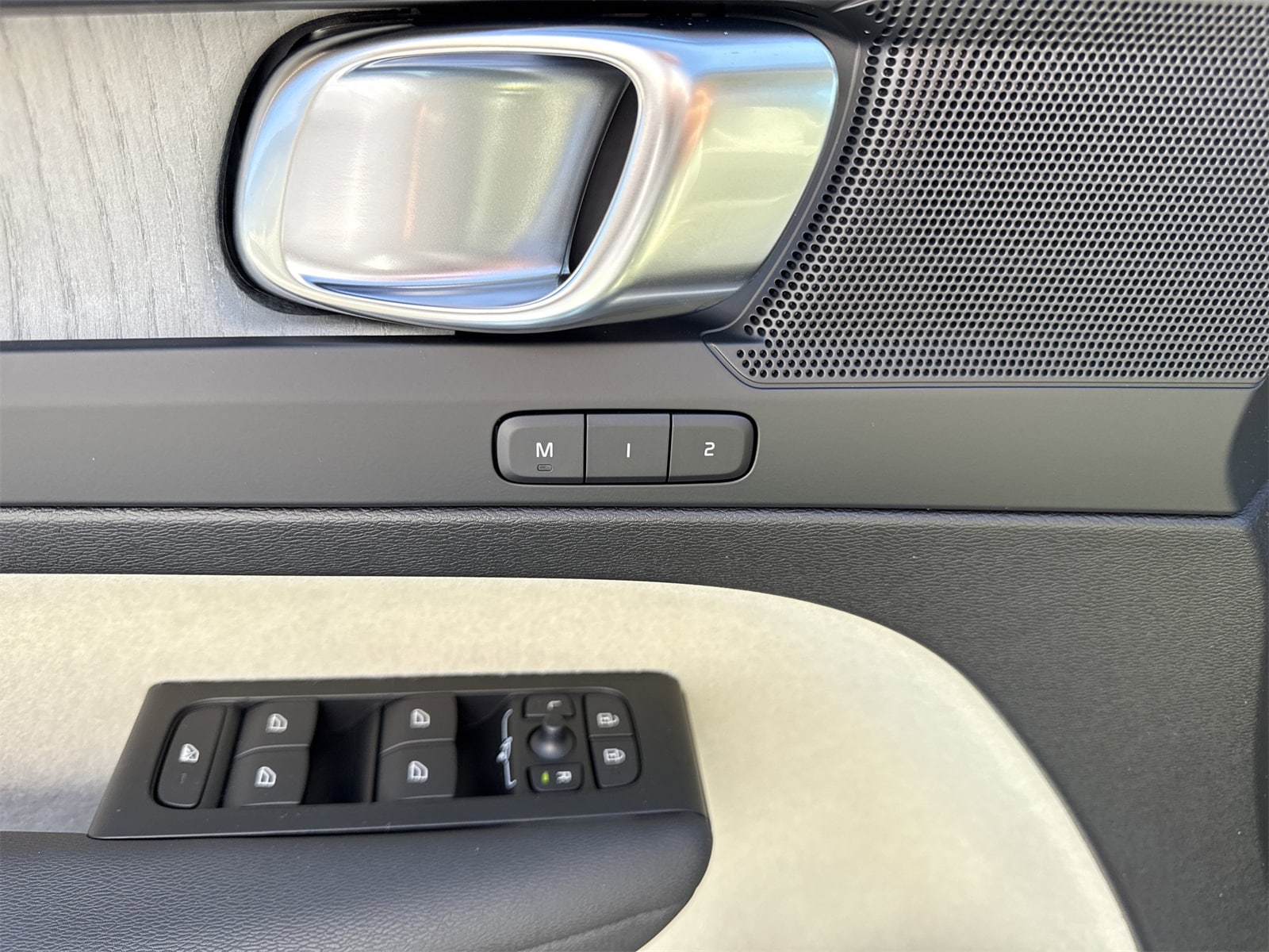 2026 Volvo XC40 Plus - Photo 11