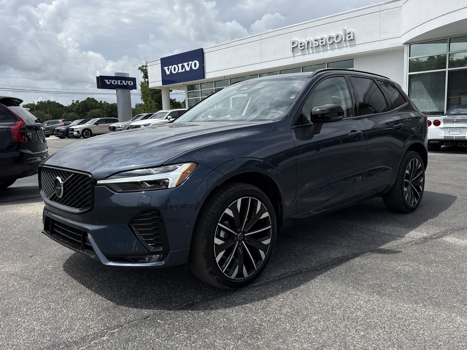 2026 Volvo XC60 B5 Ultra Dark AWD's photo