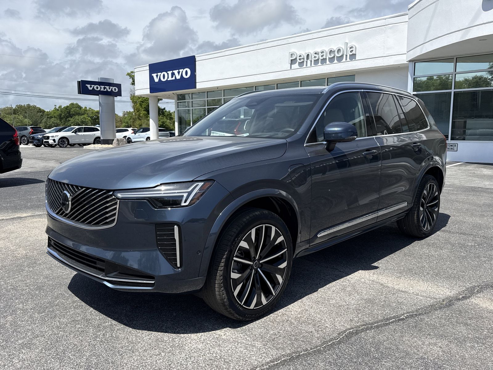 2026 Volvo XC90 T8 Recharge Ultra Bright 4WD's photo