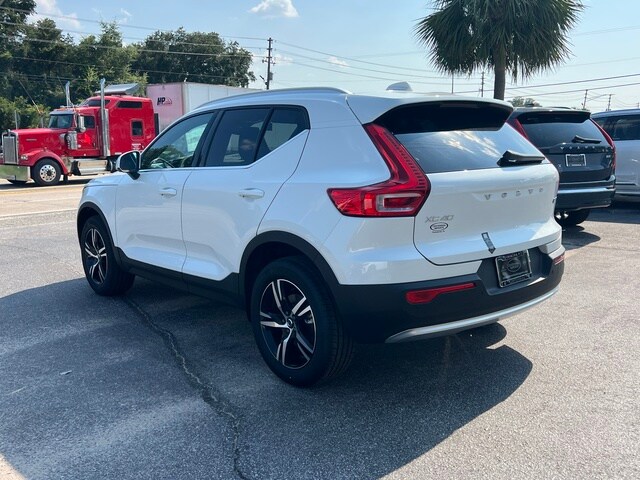 2025 Volvo XC40 Core photo 3