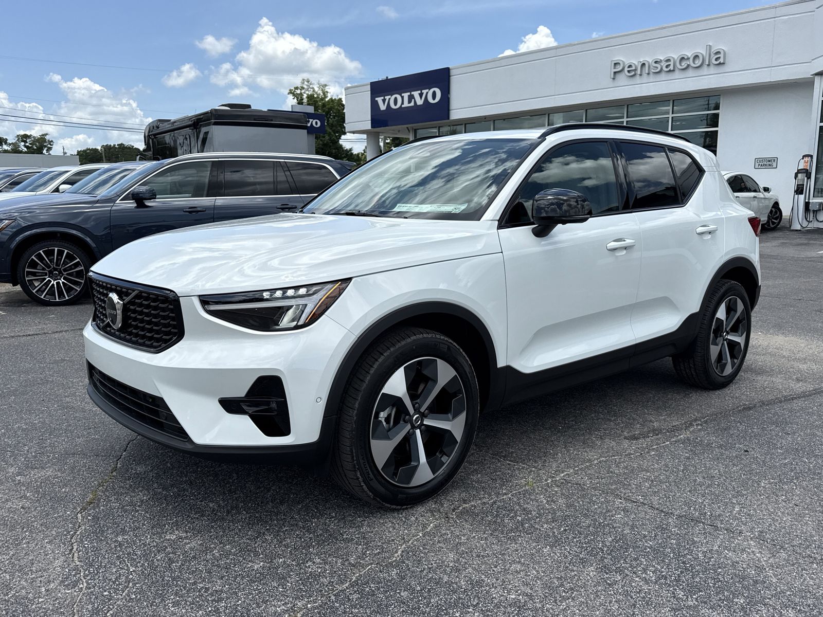 2026 Volvo XC40 B5 Plus Dark AWD's photo