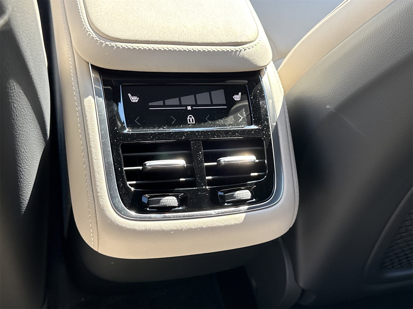 2026 Volvo XC90 Plus - Photo 17