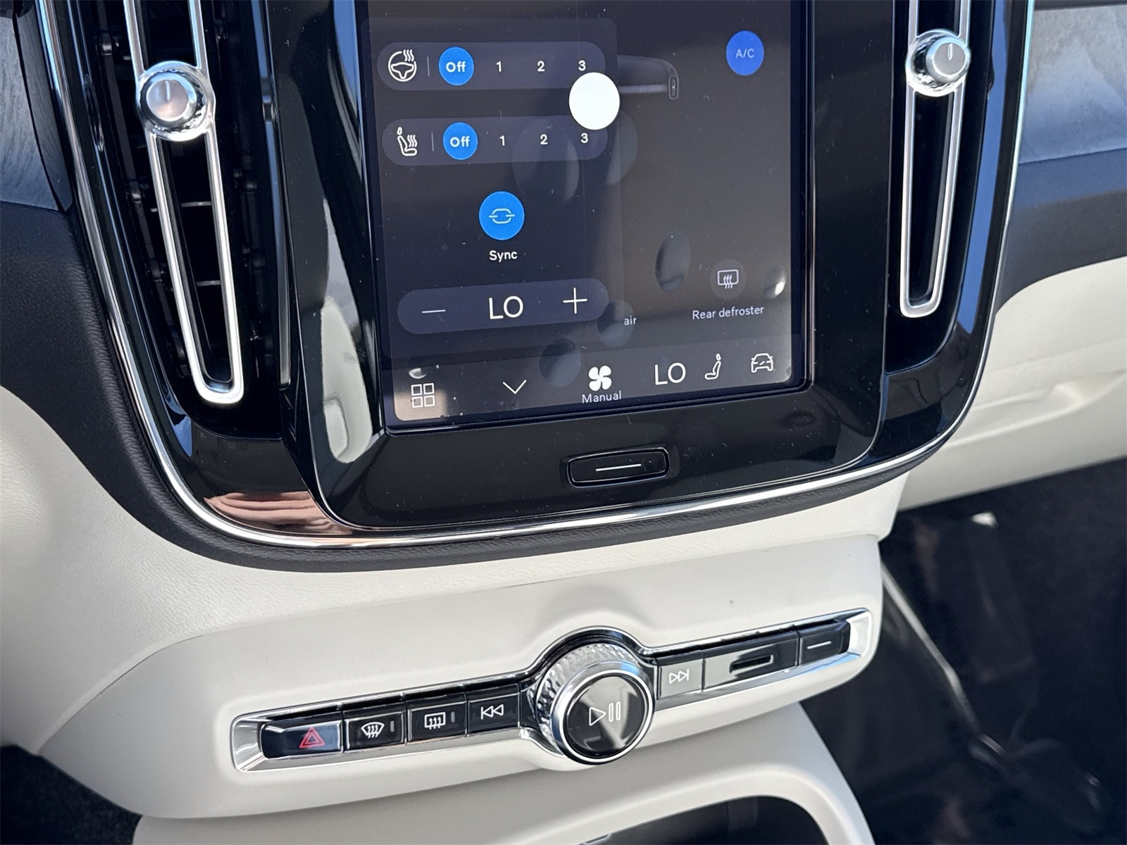 2026 Volvo XC40 Plus - Photo 25