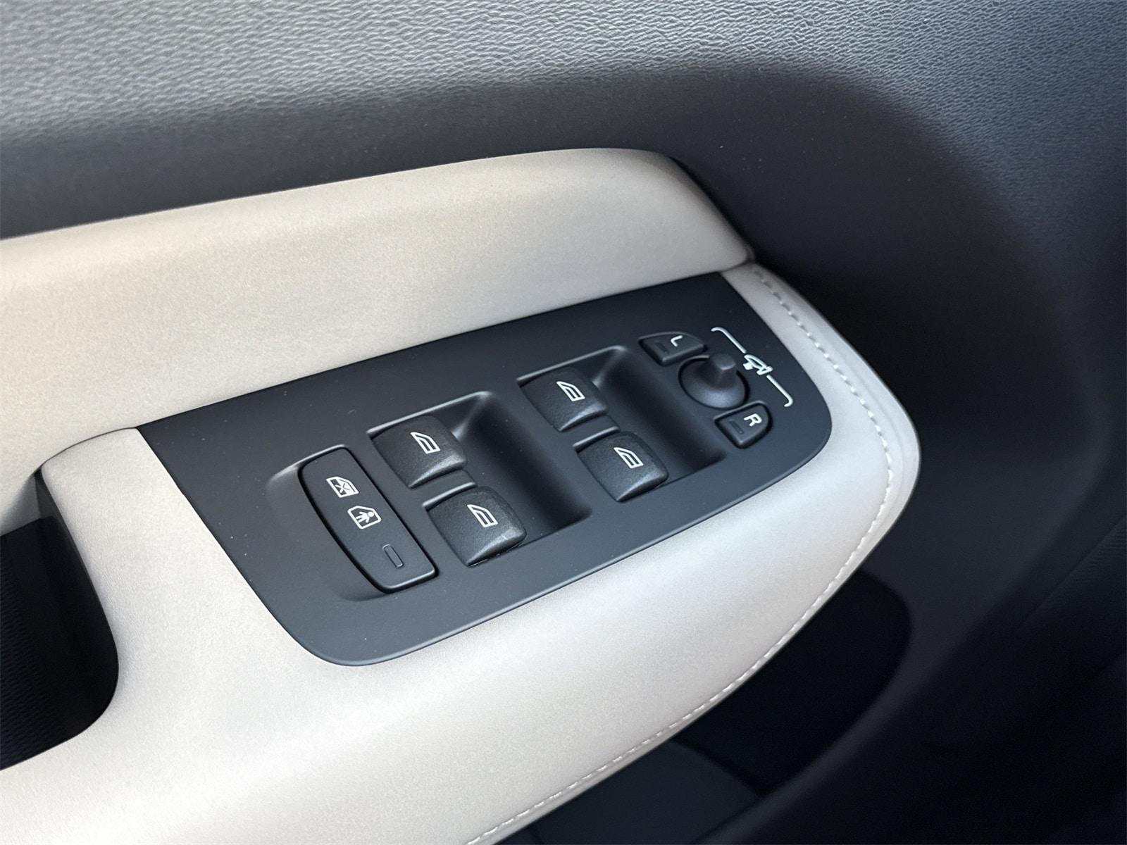 2026 Volvo XC60 Plus - Photo 18