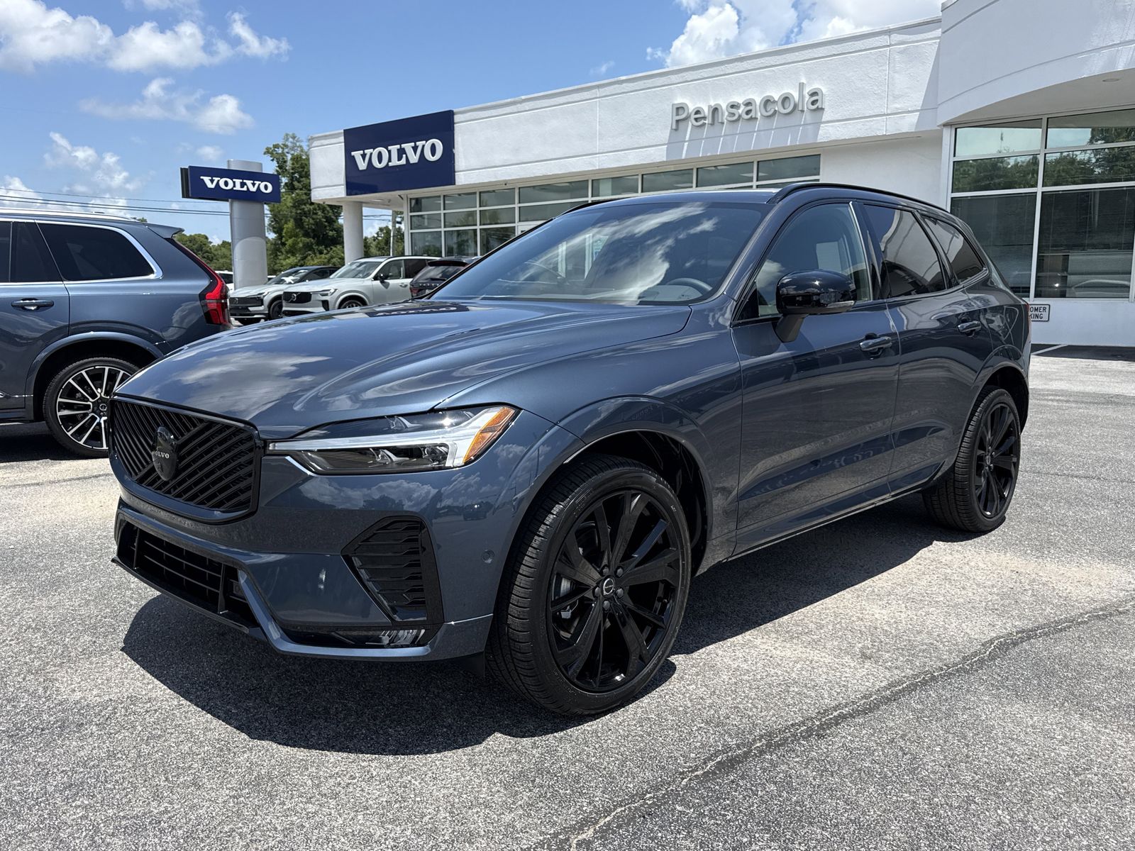 2026 Volvo XC60 B5 Ultra Black Edition Theme AWD's photo