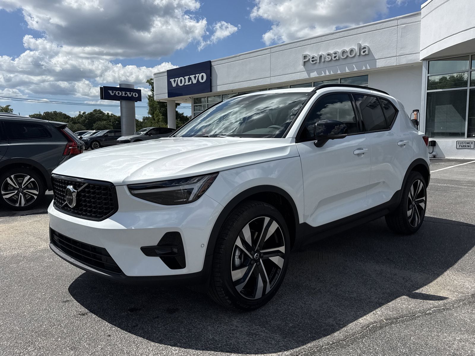 2026 Volvo XC40 B5 Ultra Dark AWD's photo