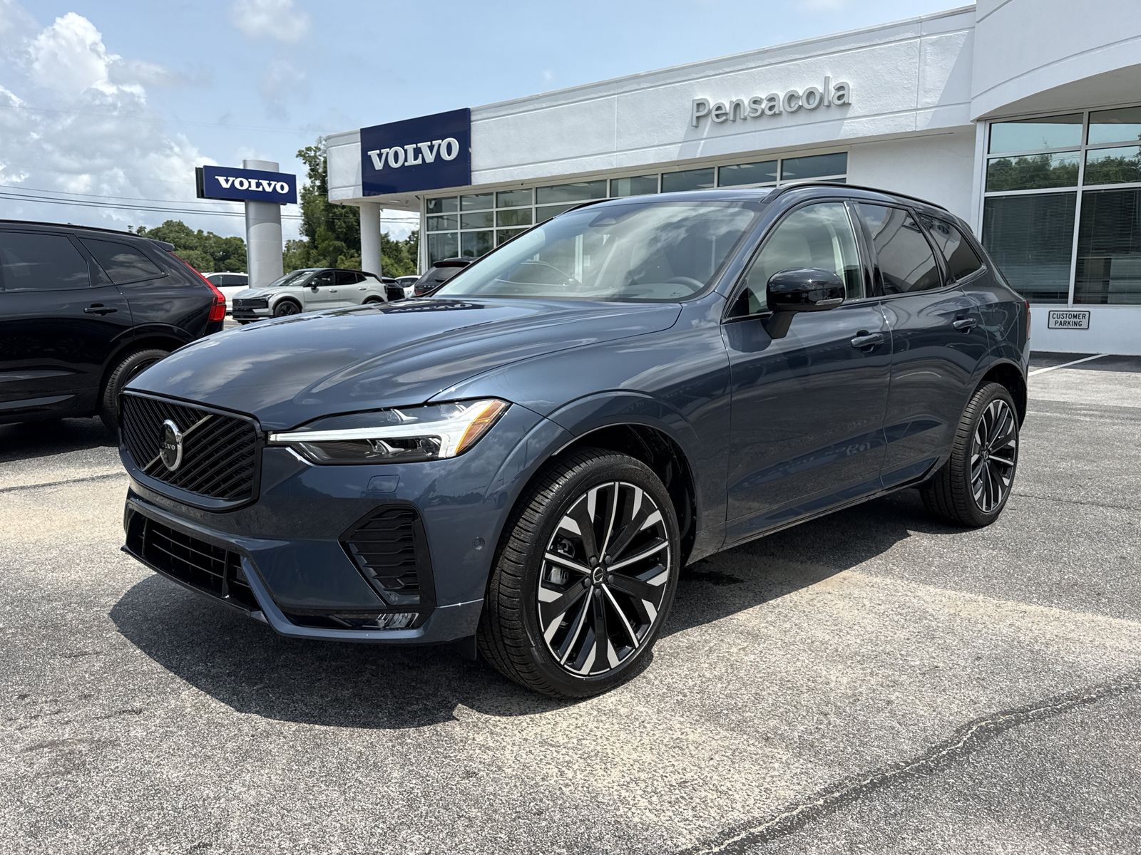 2026 Volvo XC60 B5 Ultra Dark AWD's photo