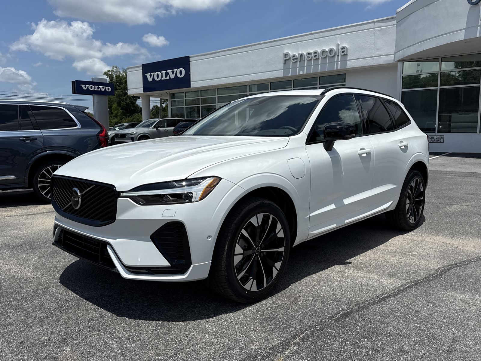 2026 Volvo XC60 T8 Plus Dark AWD's photo