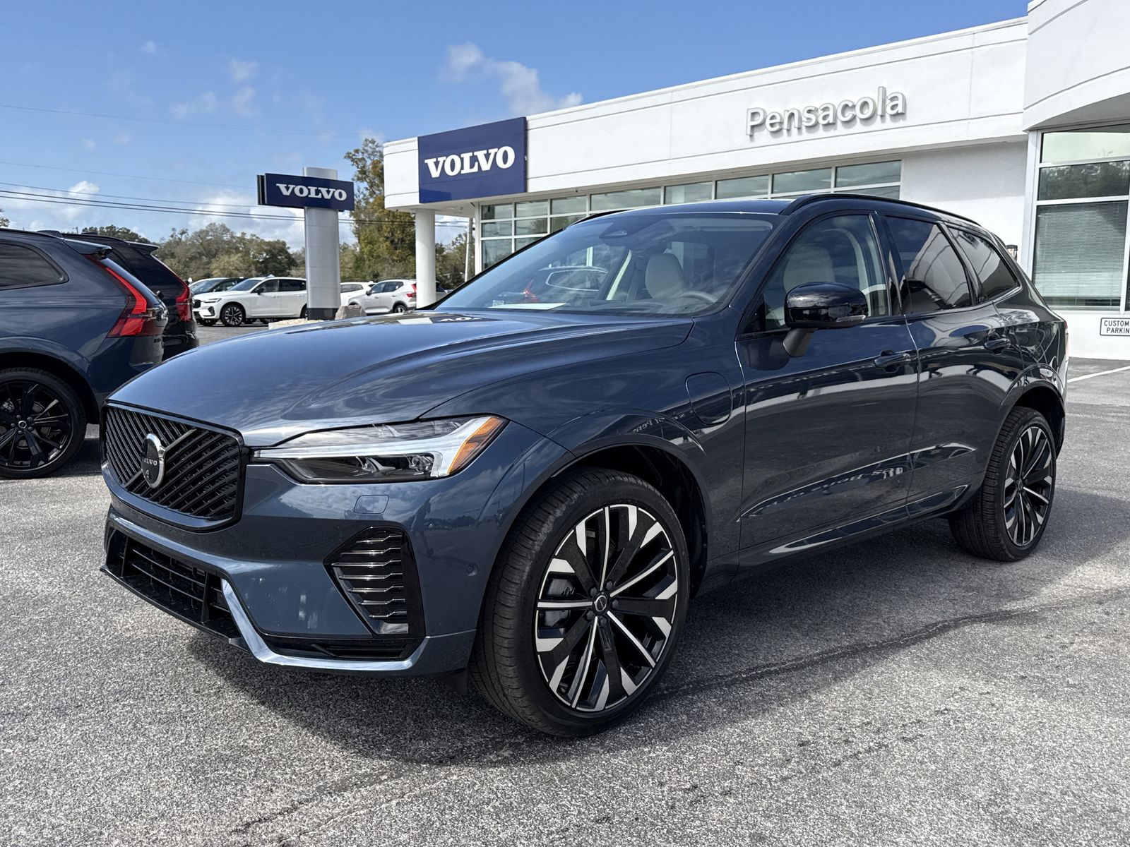 2026 Volvo XC60 T8 Ultra Dark AWD's photo