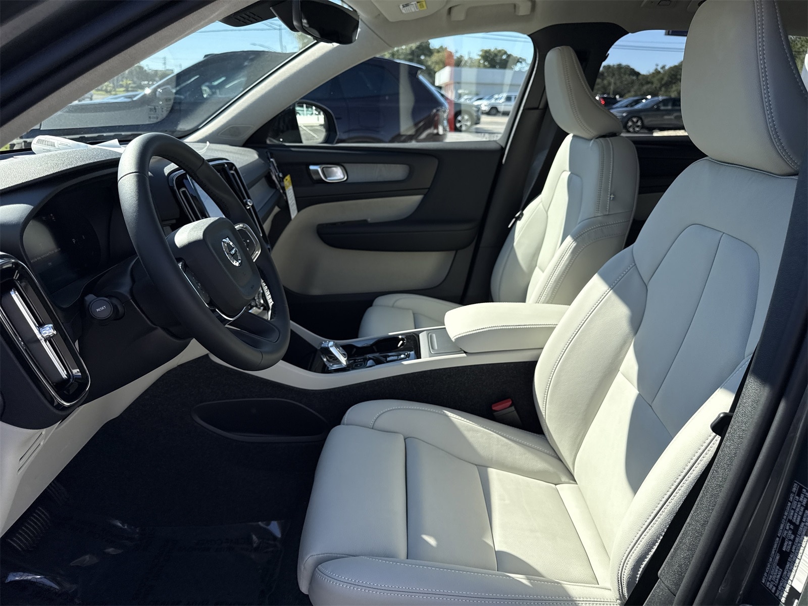 2026 Volvo XC40 Plus - Photo 9