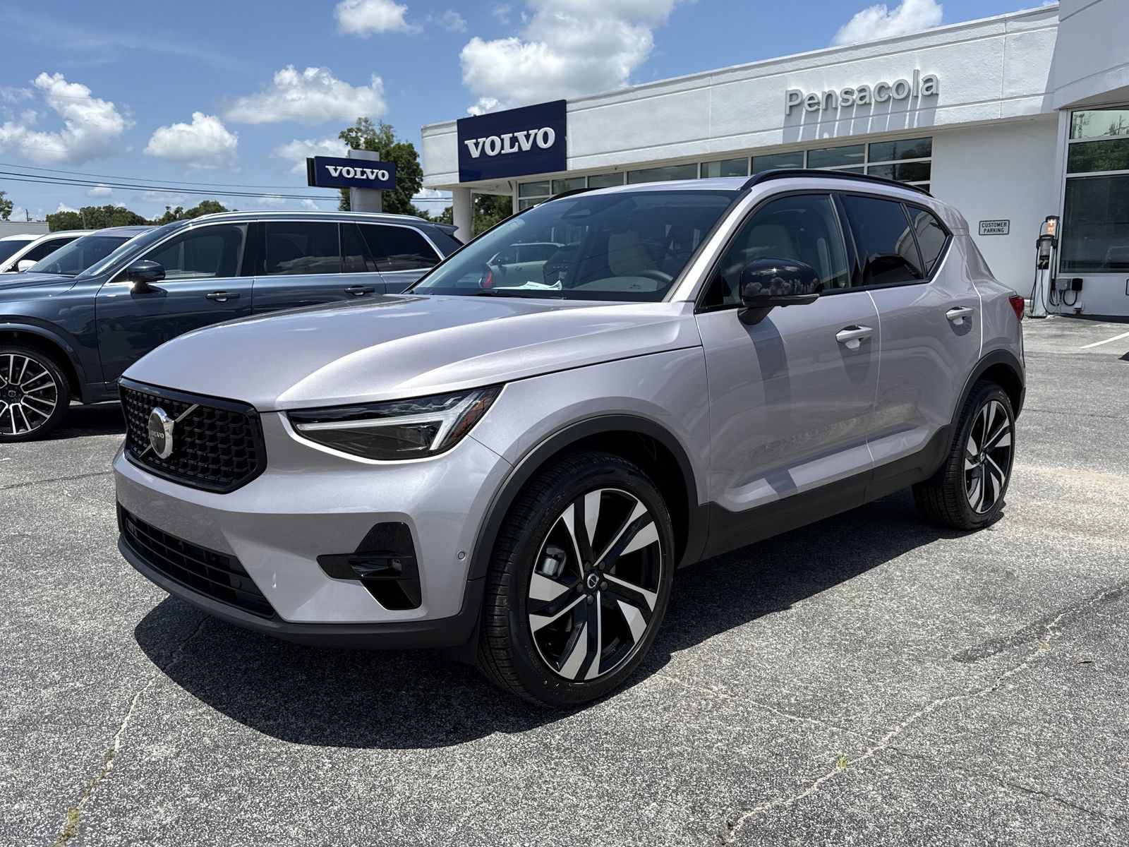 2026 Volvo XC40 B5 Ultra Dark AWD's photo