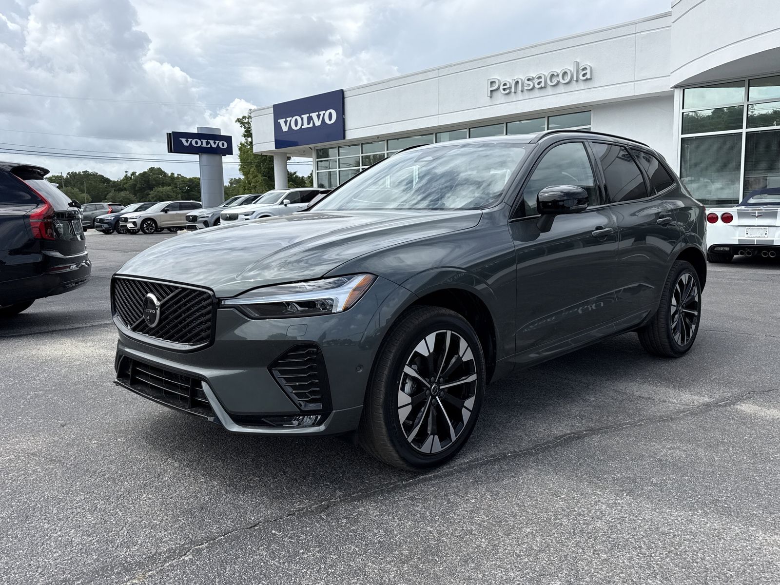 2026 Volvo XC60 B5 Plus Dark AWD's photo