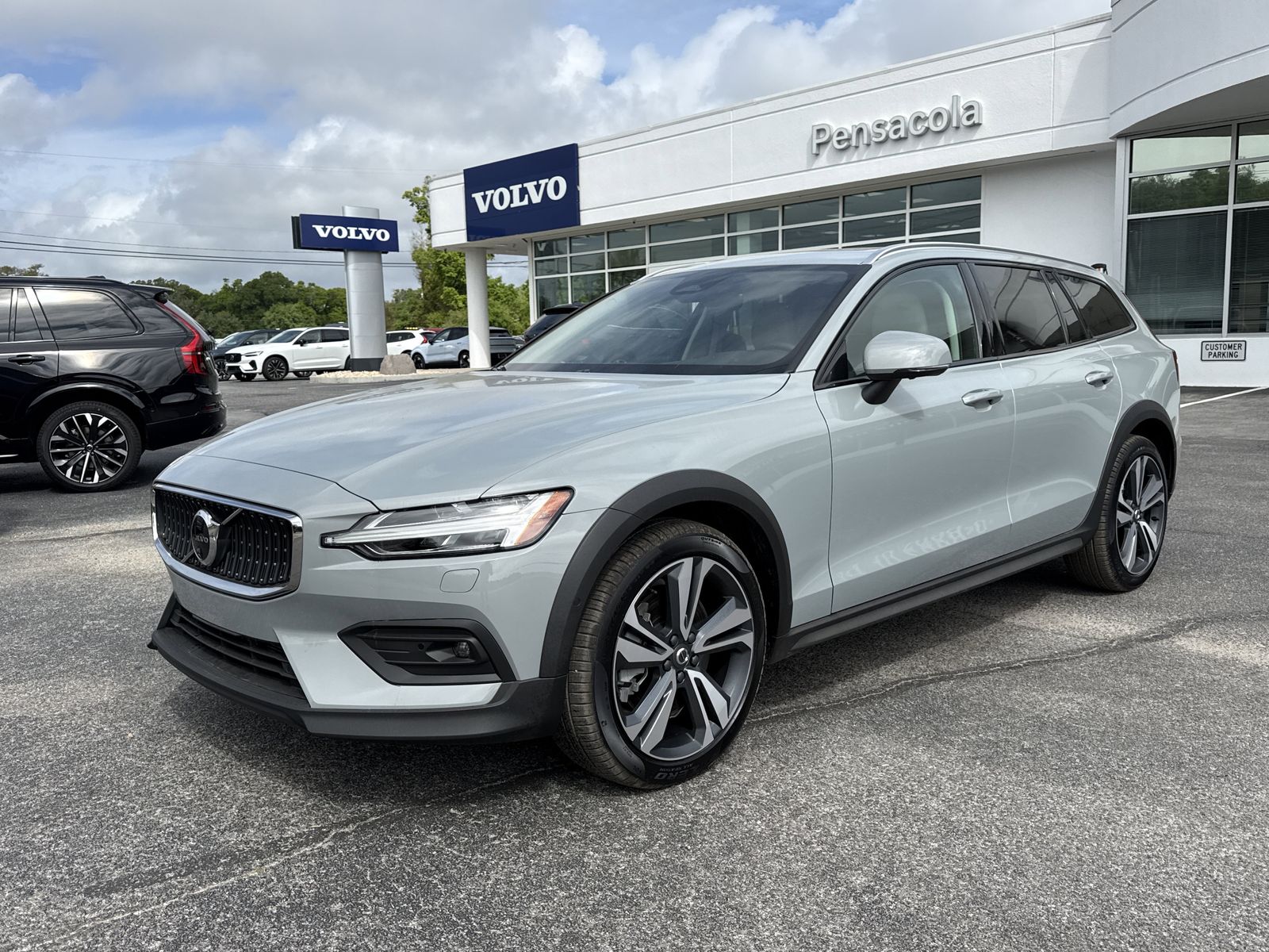 Gray (Vapour Grey) 2026 Volvo V60 Cross Country B5 Plus AWD Wagon All-Wheel Drive 8-Speed Automatic
