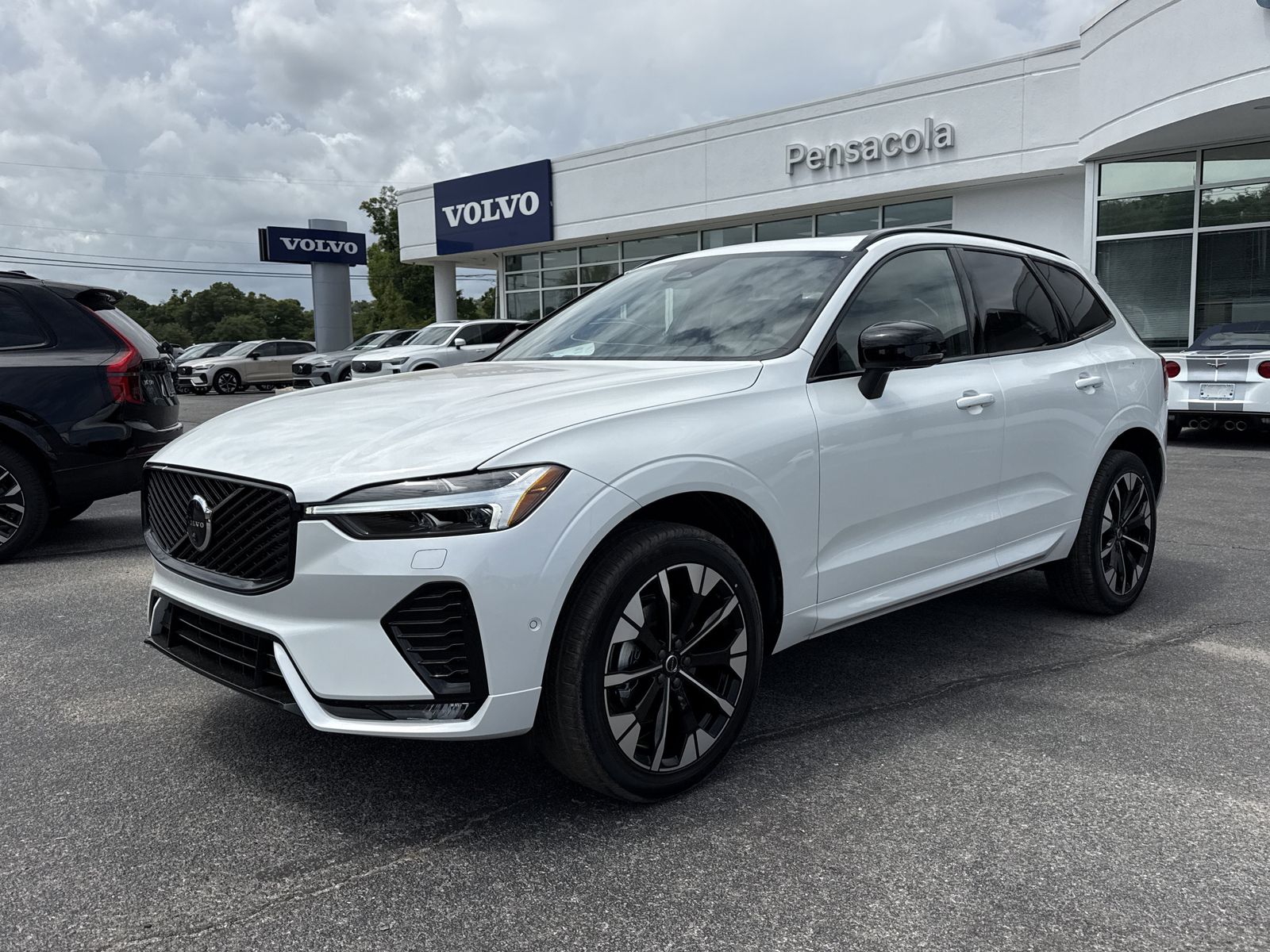 2026 Volvo XC60 B5 Plus Dark AWD's photo