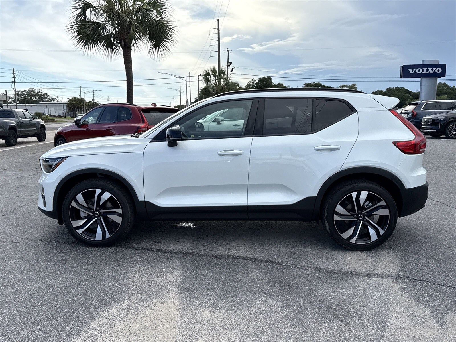 2026 Volvo XC40 photo 2
