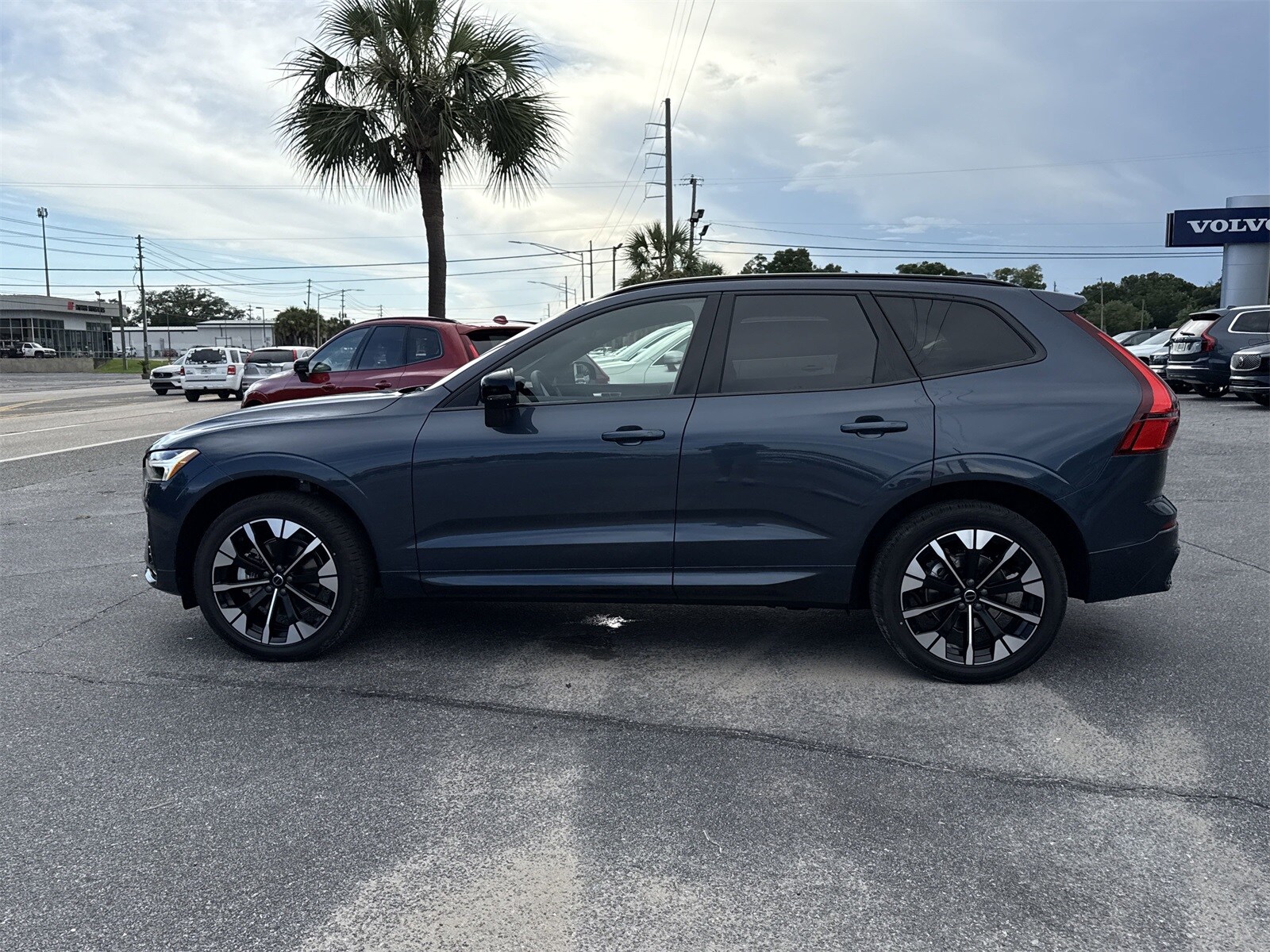 2026 Volvo XC60 B5 Plus photo 2