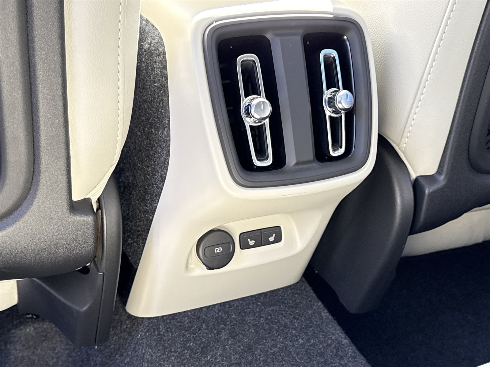2026 Volvo XC40 Plus - Photo 13