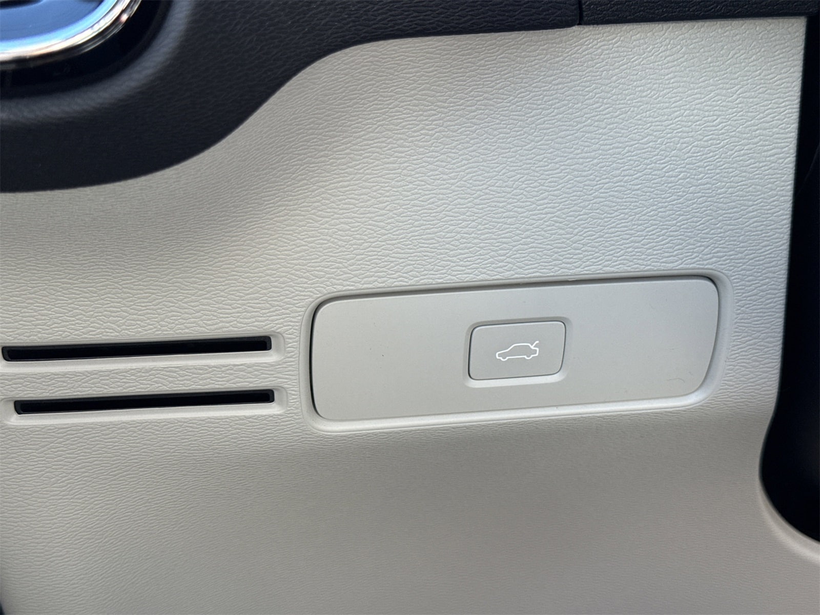 2026 Volvo XC40 Plus - Photo 18